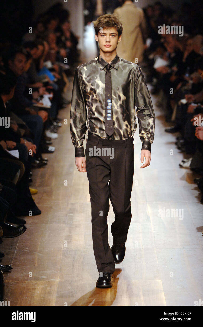 Prada Menswear Milano A W Brunette maschio indossando grande leapard print button down shirt una stretta fascetta marrone, marrone pantaloni e Foto Stock