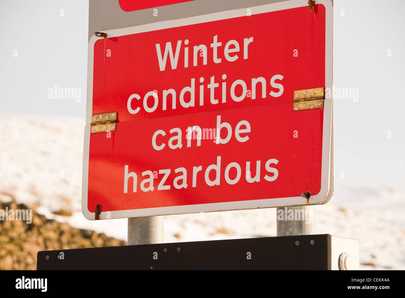 Un cartello stradale a Kirkstone Pass summit in inverni neve, Lake District, UK. Foto Stock