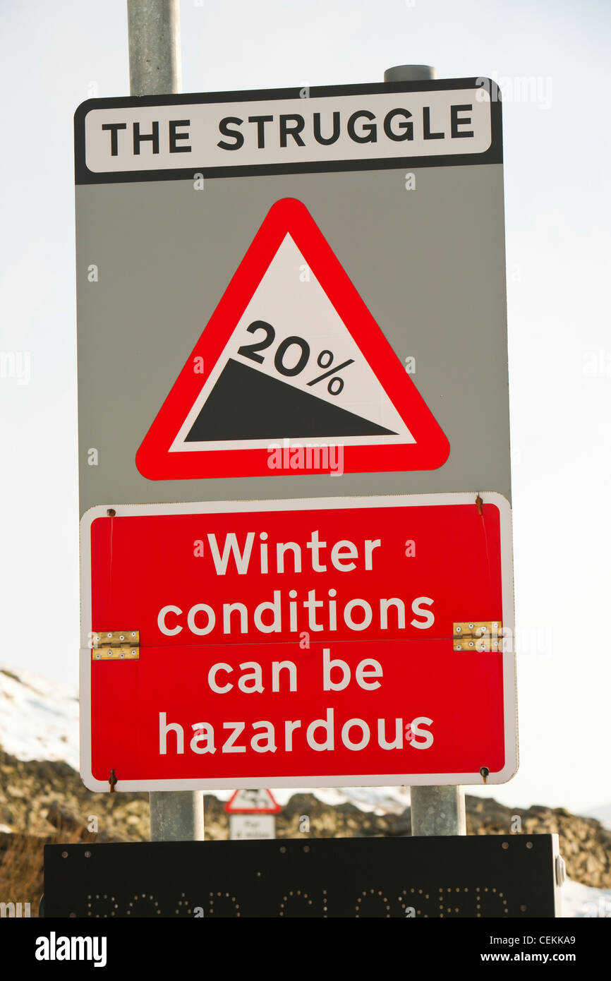 Un cartello stradale a Kirkstone Pass summit in inverni neve, Lake District, UK. Foto Stock