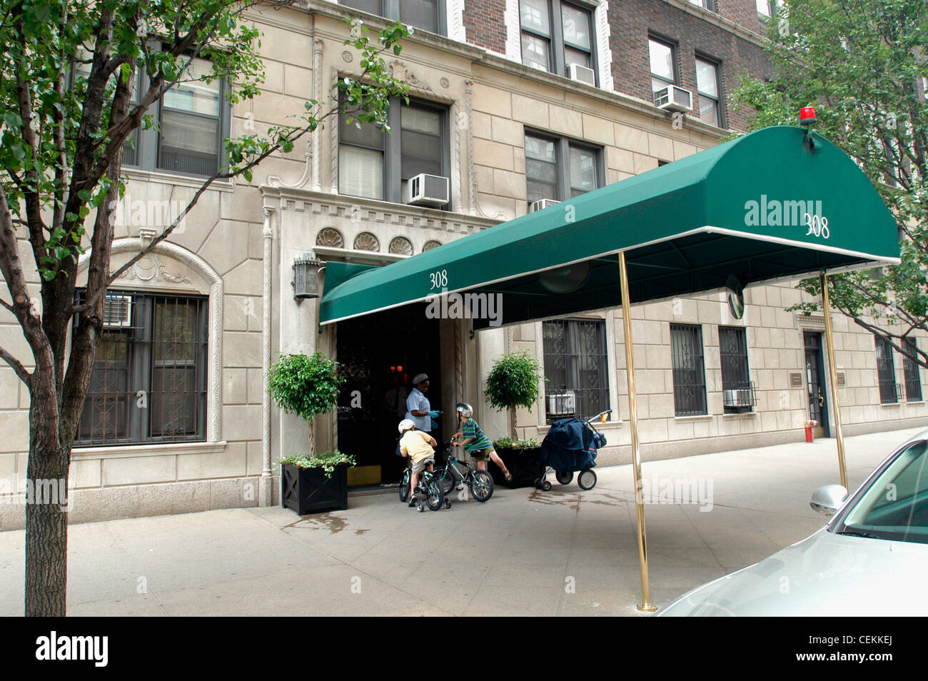 Upper East Side luxury apartment Building a New York sulla East 79th Street visto il 24 giugno 2004. (© Francesca M. Roberts) Foto Stock