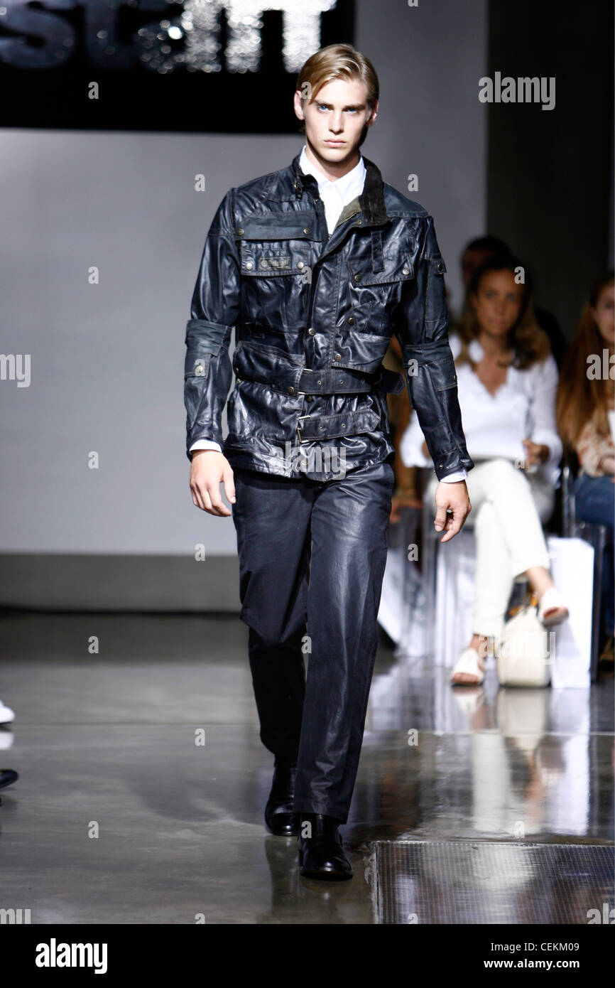 Belstaff Milano pronto a indossare abbigliamento Uomo Primavera Estate  dritto modello capelli biondi vestita di nero giacca di pelle fibbie e  tasche Foto stock - Alamy