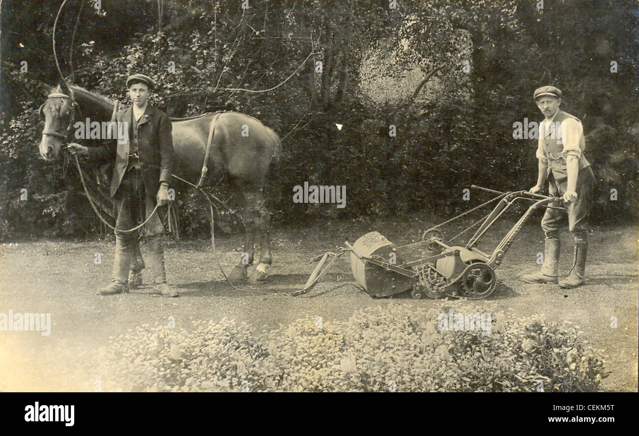 Cartolina di giardiniere e assistente con cavallo e tosaerba Foto Stock