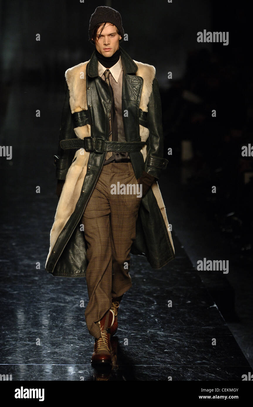 Jean Paul Gaultier Paris pronto a indossare in autunno e inverno pelliccia pelle rifinita trench coat, plaid pantaloni e cappellino Foto Stock