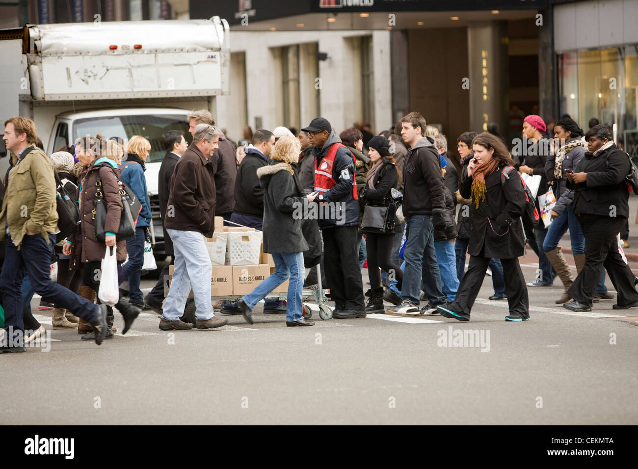 Pedoni in crosswalk su Broadway e 34th Street, New York. Foto Stock