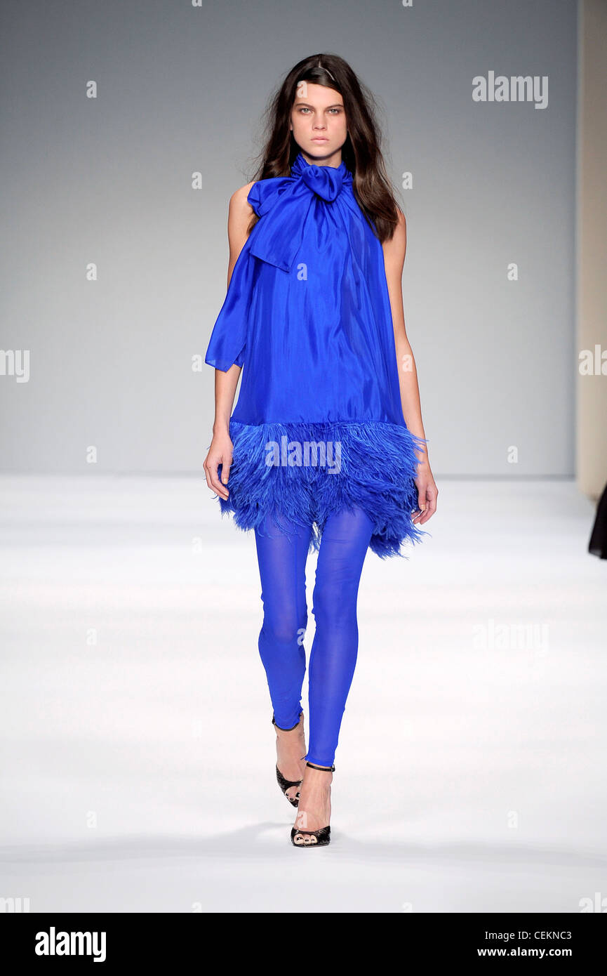 Blu cielo collo di prua feathered hem abito con corrispondenti gambali footless Foto Stock