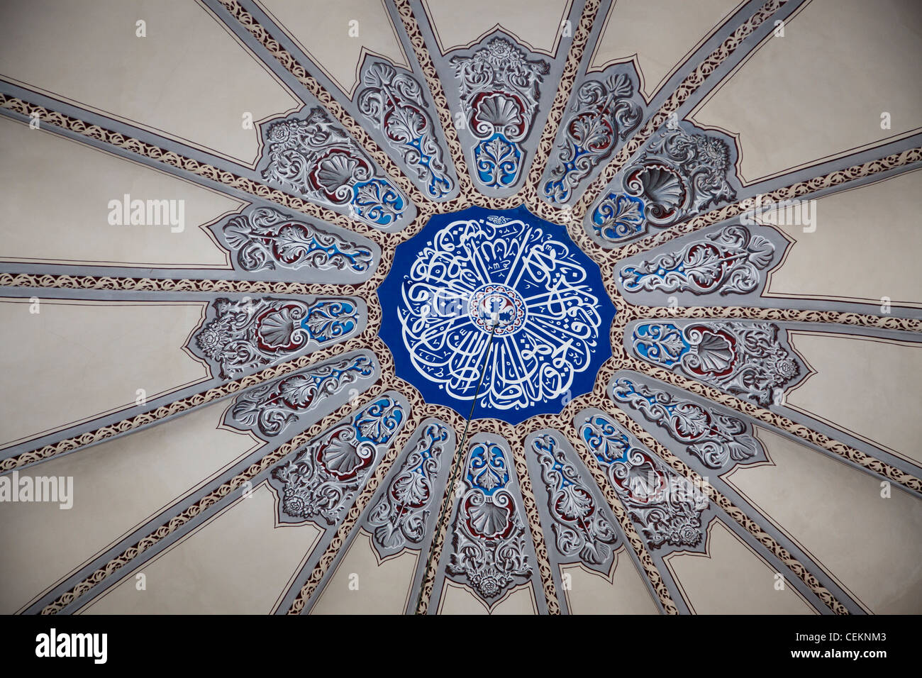 Turchia, Istanbul, Moschea blu cupola decorata con scrittura araba Foto Stock