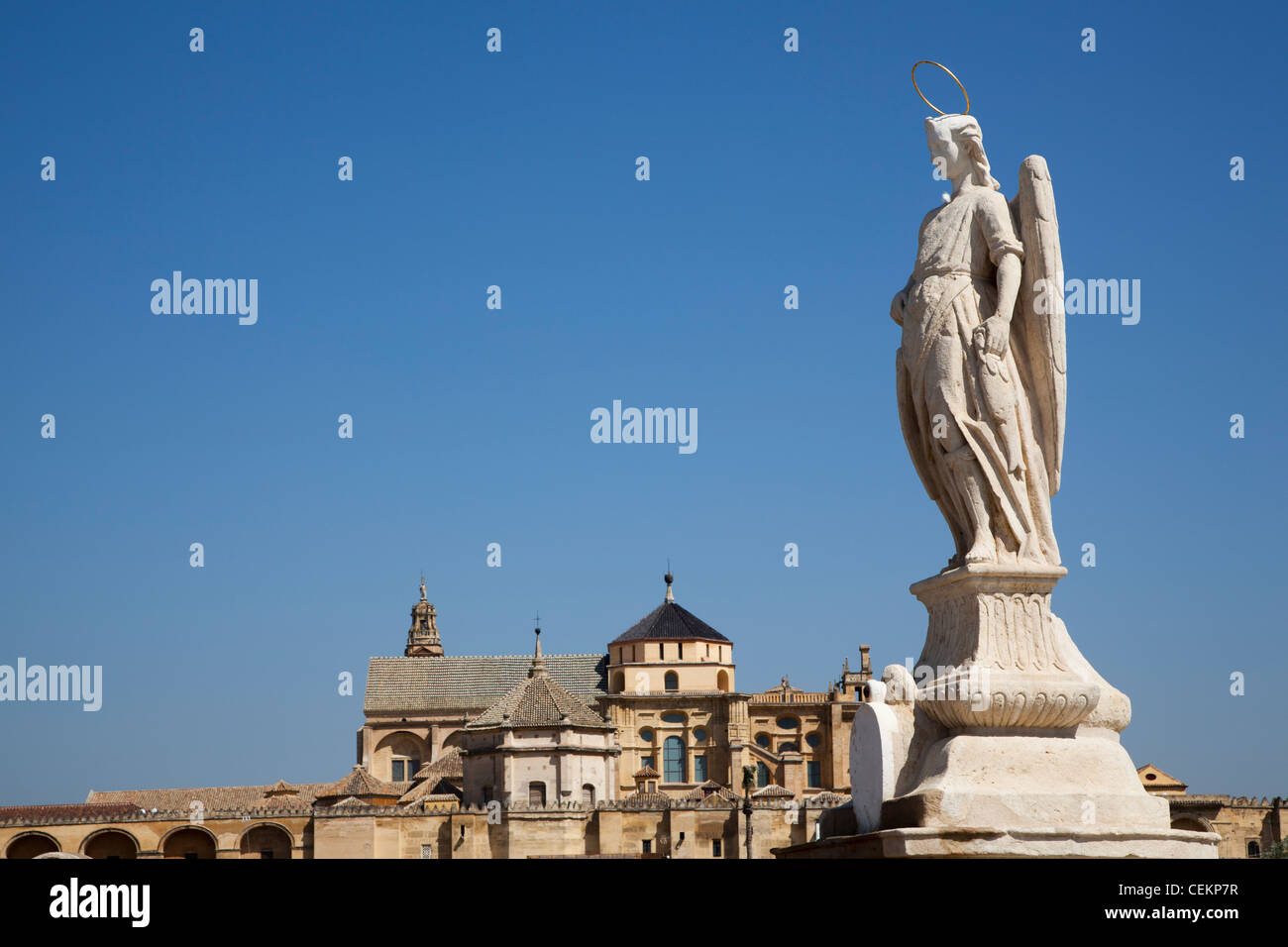 Spagna, Andalusia, Cordoba, Ponte Romano, Statua di Raffaele Arcangelo Foto Stock