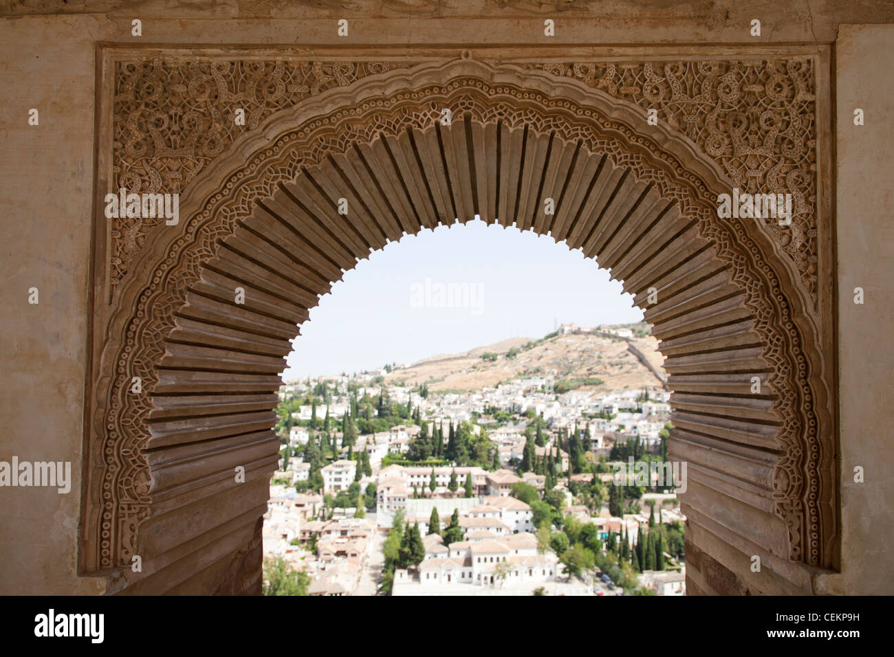 Spagna, Andalusia, Granada, Alhambra Palace, Lancet finestra e sollievo a parete Foto Stock