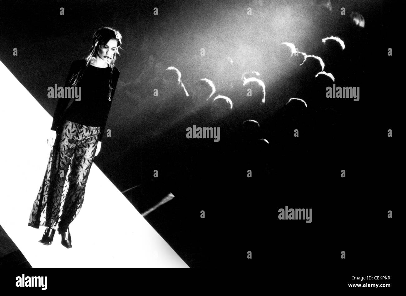 Mercedes Australian Fashion Week Immagine girato di un angolo modello sulla passerella indossando lunga gonna trasparente e scuro top, passeggiate Foto Stock