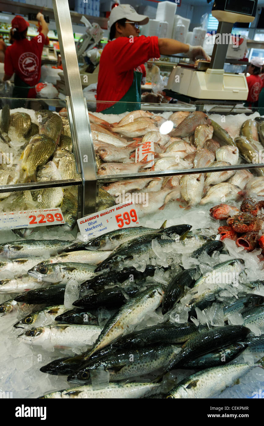 Piatti a base di frutti di mare freschi di produrre a Sydney nel mercato del pesce di Sydney Australia Foto Stock