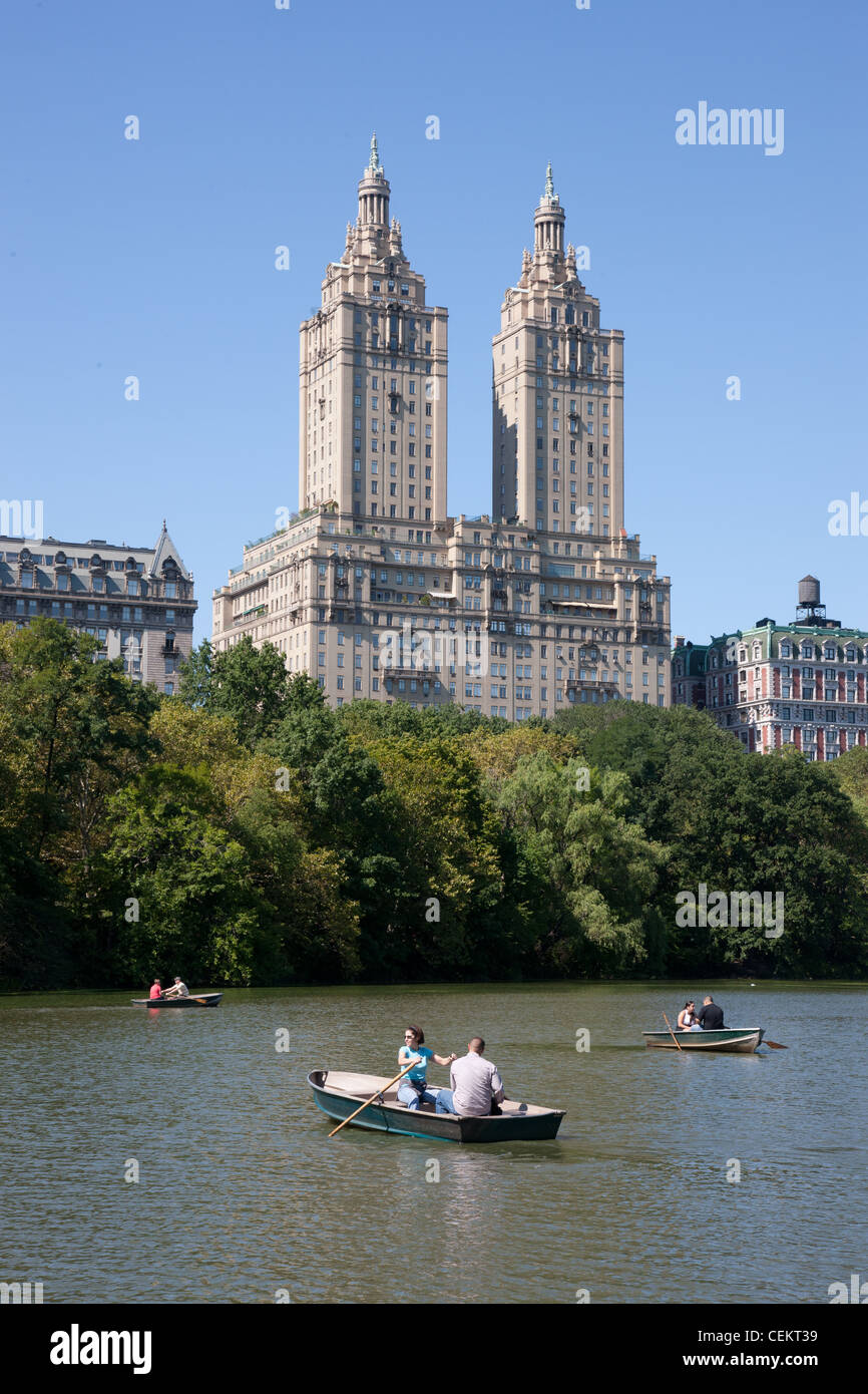 Stati Uniti d'America, New York, Central Park, il lago e San Remo appartamenti in background Foto Stock