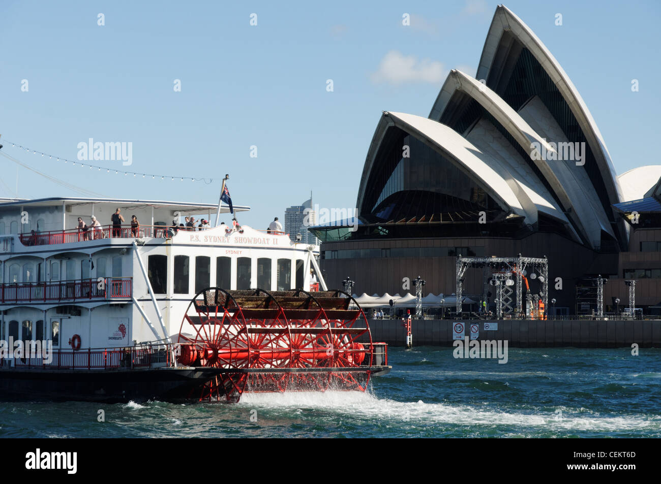 A Sydney Showboat battello a vapore di fronte al Teatro dell'Opera Foto Stock