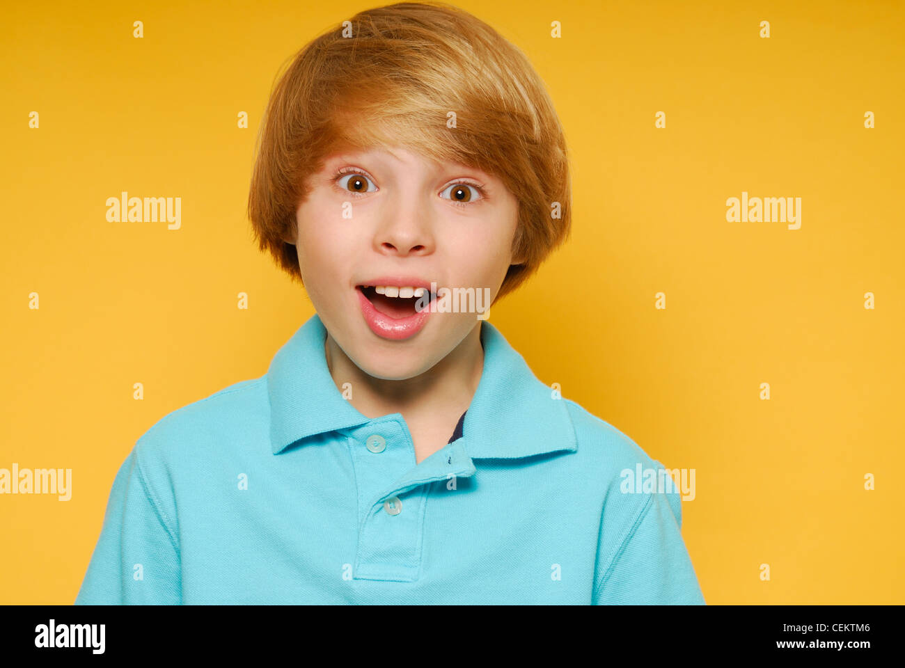 Ragazzo di undici anni con viso espressivo, guardando eccitato, sorpreso o stupito. Foto Stock