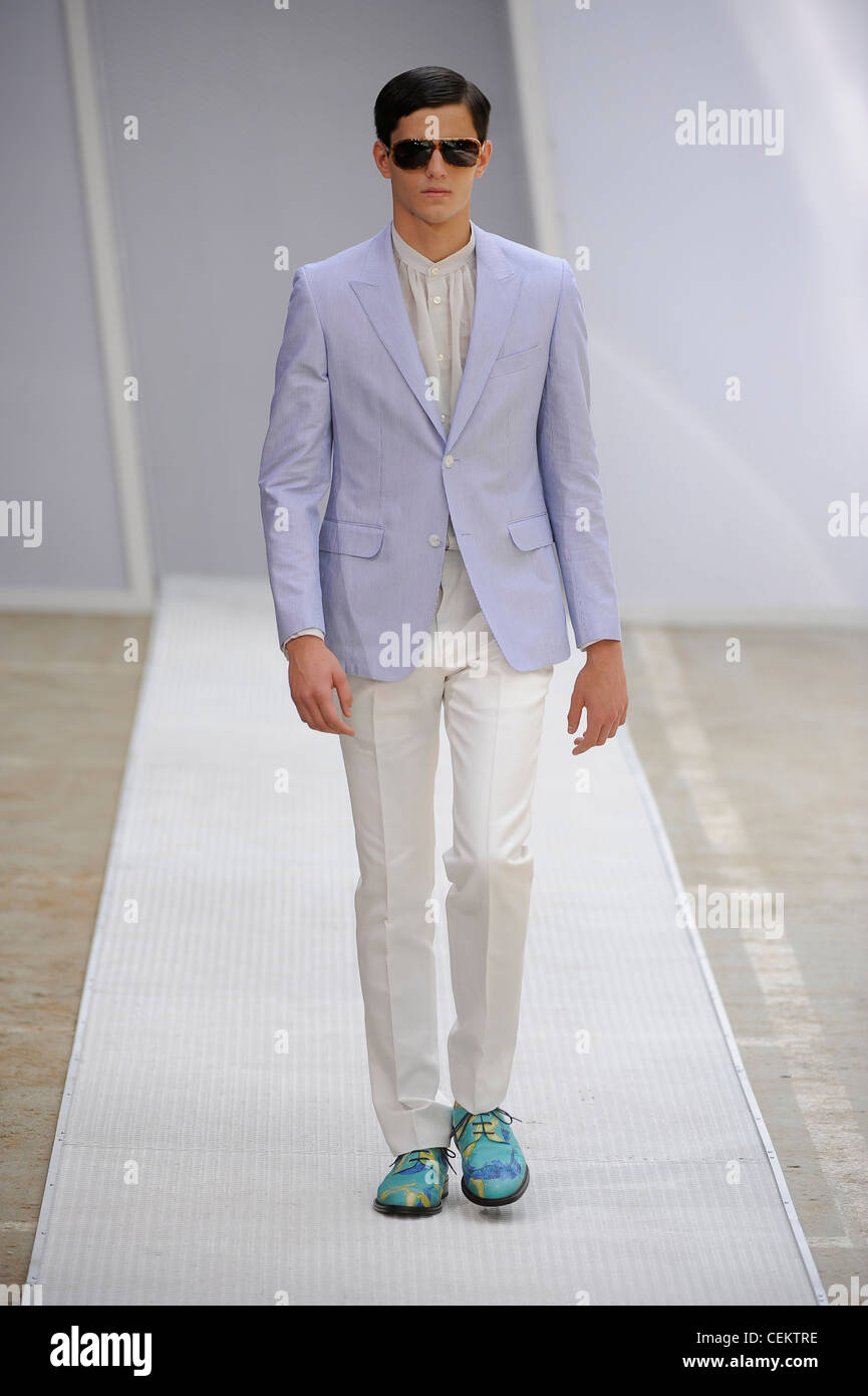 giacca blu pantaloni bianchi