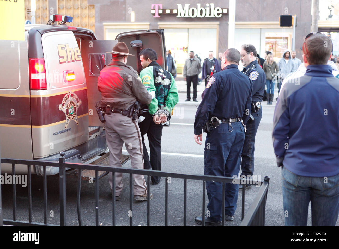 Marion sceriffo della contea Dipartimento rende un arresto prima del Superbowl XLVI Indianapolis, Indiana. Foto Stock