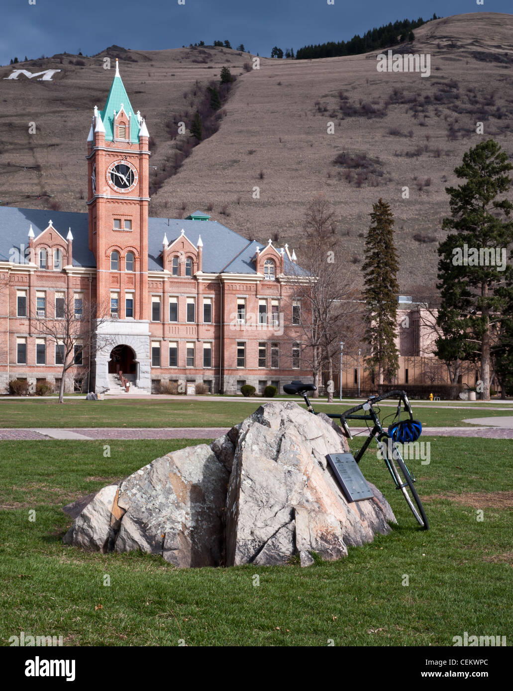 Un masso glaciale si siede sul prato presso l Università del Montana del campus in Missoula, Montana. Foto Stock