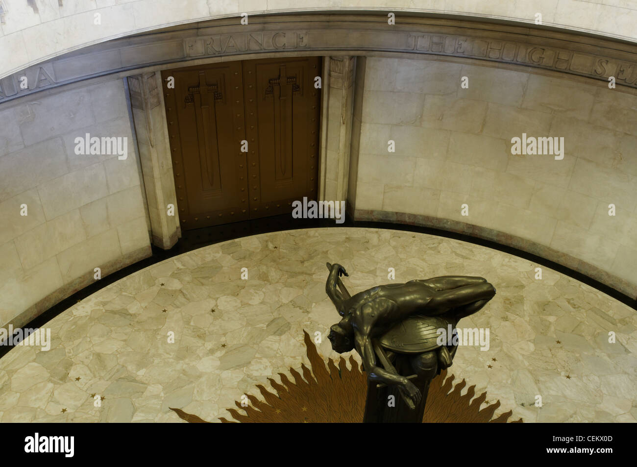 Rayneri Hoff il sacrificio, una statua di un soldato morto su uno schermo a Sydney's Anzac War Memorial, Australia Foto Stock