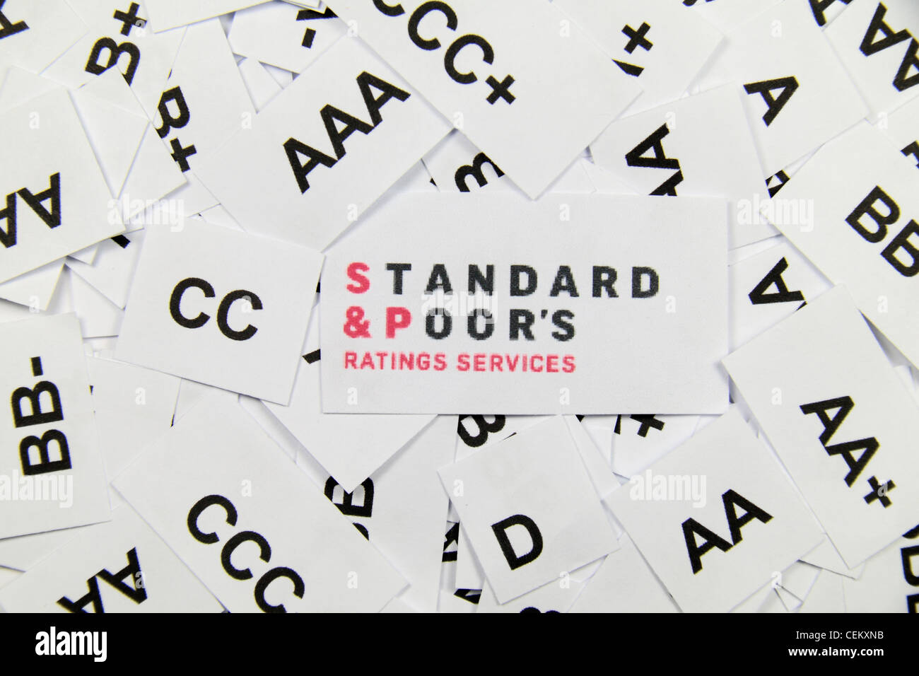 Lo Standard & Poor Rating servizi (S&P) il logo, su un letto del rating del credito da loro utilizzati per valutare le aziende. Foto Stock