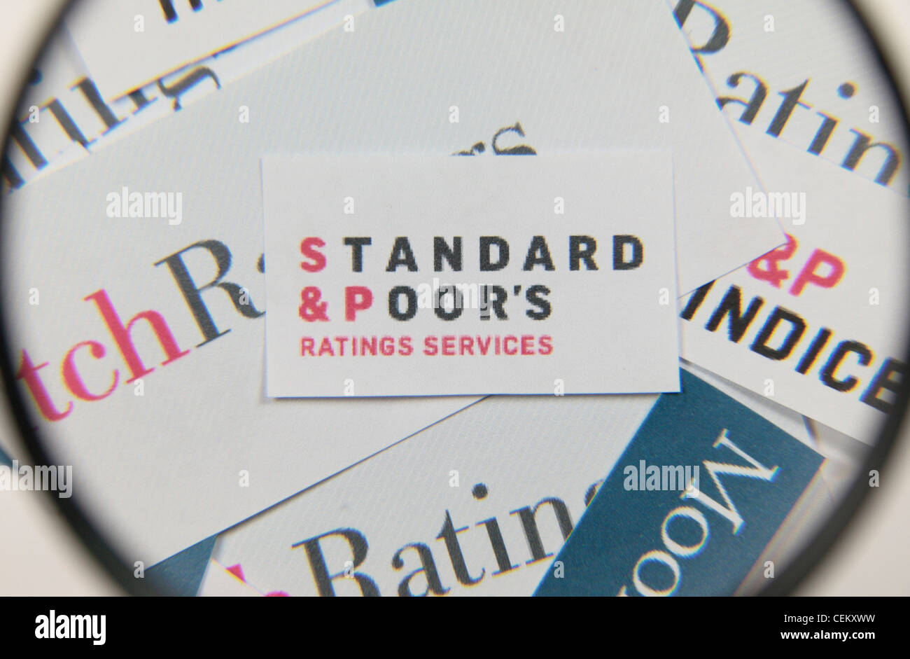 Vista attraverso una lente di ingrandimento a Standard & Poor's Rating logo servizi, una delle principali agenzie di rating del credito. Foto Stock