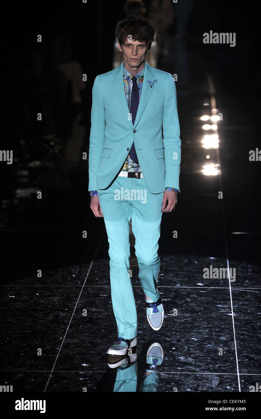Gucci Milano pronto a indossare primavera estate indossa il modello azzurro  zampe stretta pantaloni, leggera giacca blu navy, cravatta in seta blu Foto  stock - Alamy