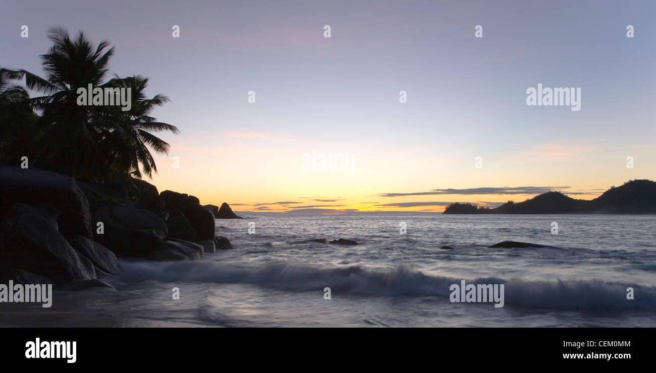 Anse Takamaka, Mahé Seychelles. Vista su tutta la baia al tramonto. Foto Stock