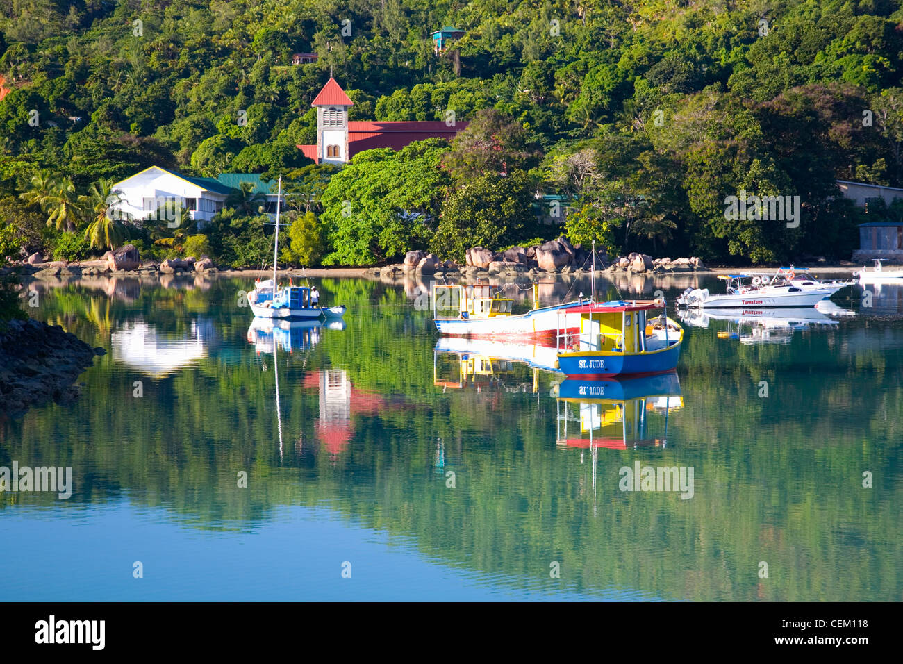 Baie Sainte Anne, Praslin, Seychelles. Vista sul porto. Foto Stock