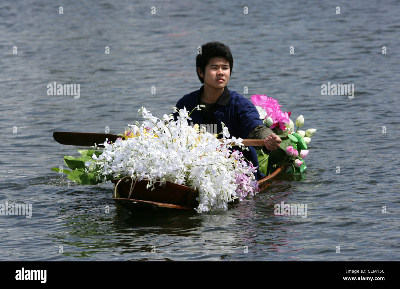 Flottante sul mercato tailandese sul lungo acqua a Hampton Court Palace flower show, Foto Stock