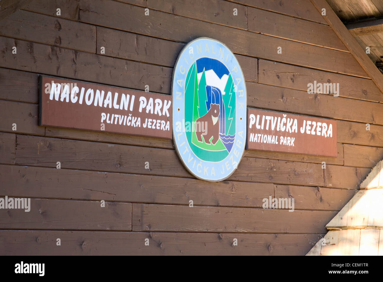 Il Parco Nazionale dei Laghi di Plitvice, Lika-Senj Affitto, Croazia. Segno sulla parete della cabina in corrispondenza di ingresso al parco. Foto Stock