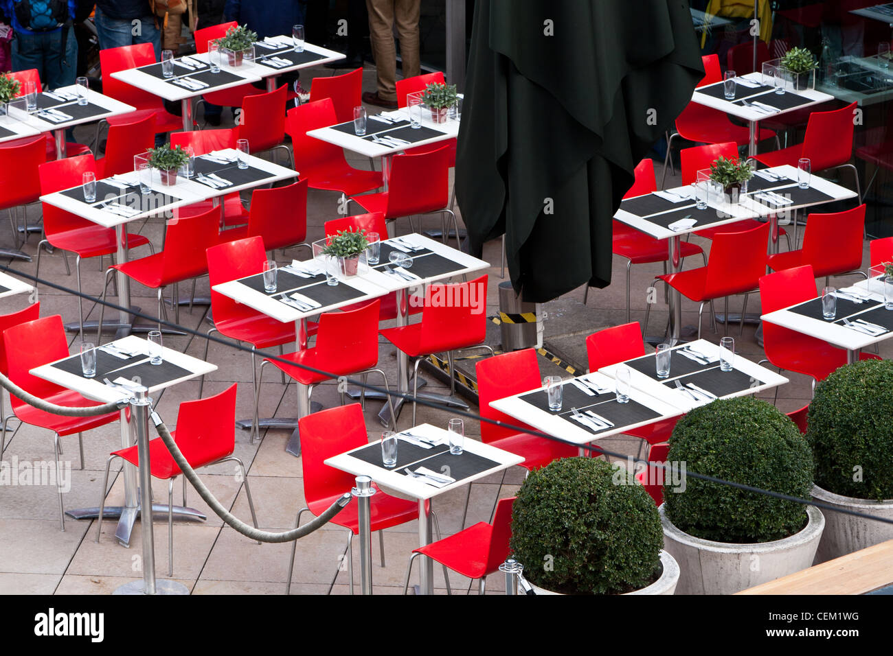 Tavoli e sedie impostato su Pronto per il pranzo Foto Stock