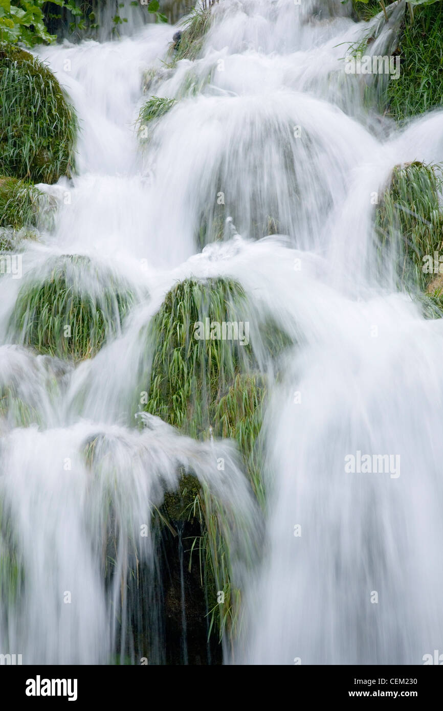Il Parco Nazionale dei Laghi di Plitvice, Lika-Senj Affitto, Croazia. Cascate di schiumatura in corrispondenza della estremità superiore del lago Kaluderovac. Foto Stock