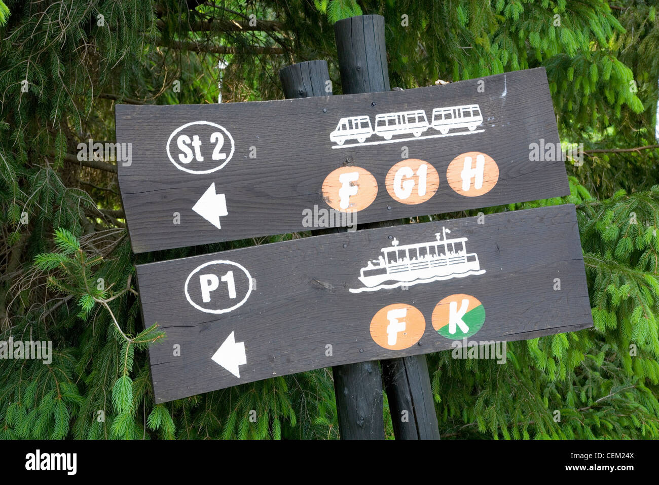 Il Parco Nazionale dei Laghi di Plitvice, Lika-Senj Affitto, Croazia. Segno dare indicazioni alla fermata del bus e traghetto pontile sul lago Kozjak. Foto Stock