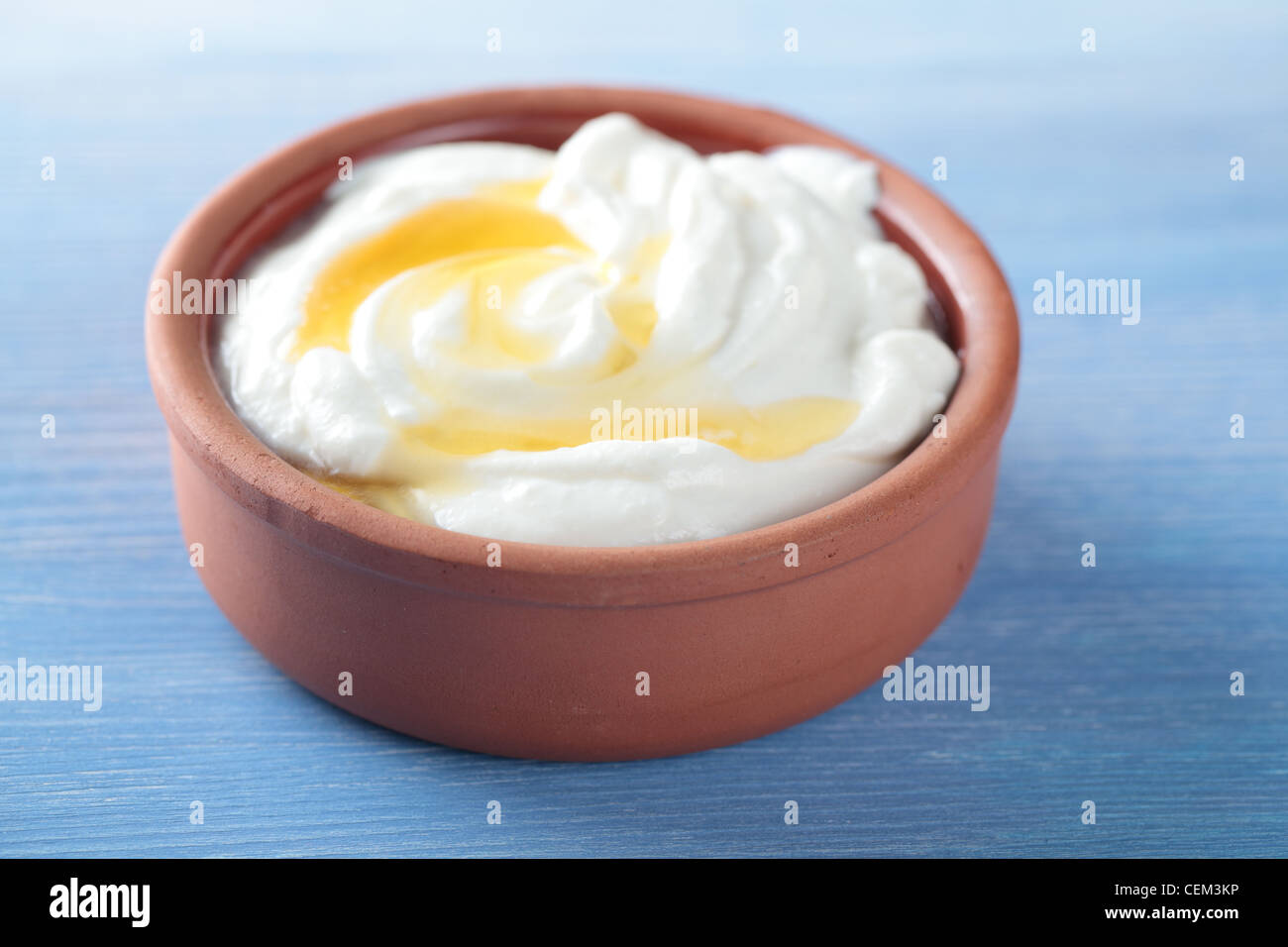 Lo yogurt greco con miele in una pentola Foto Stock