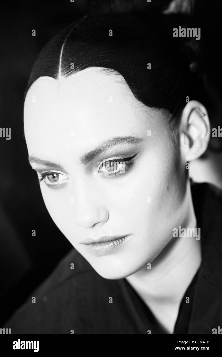 Kinder AgguginiBackstage Londra pronto a WearAutumnWinter Foto Stock