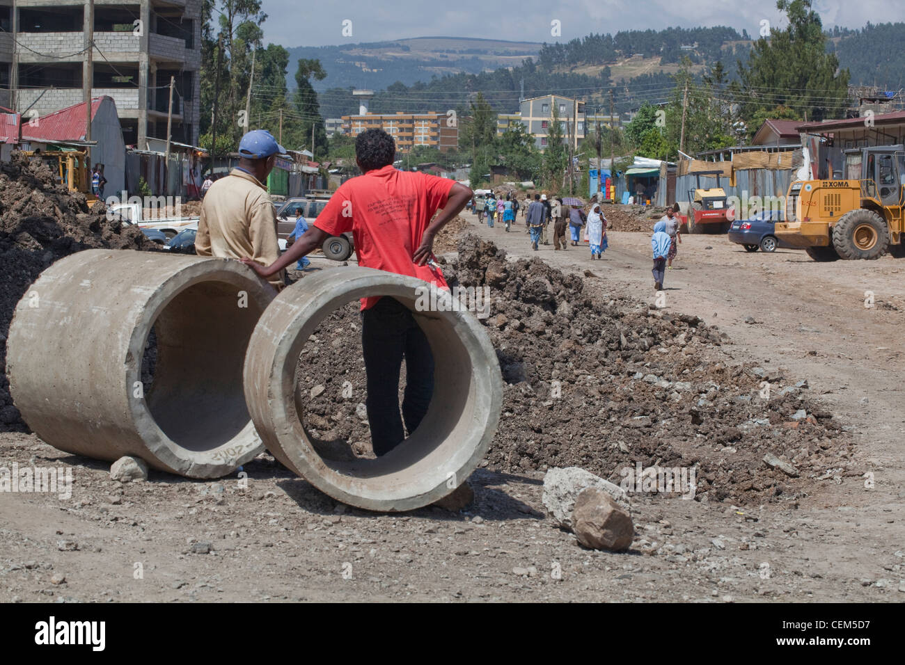 Addis Abeba. Etiopia. Posizionamento dell'infrastruttura tecnica per la costruzione di strade. 2011. Foto Stock