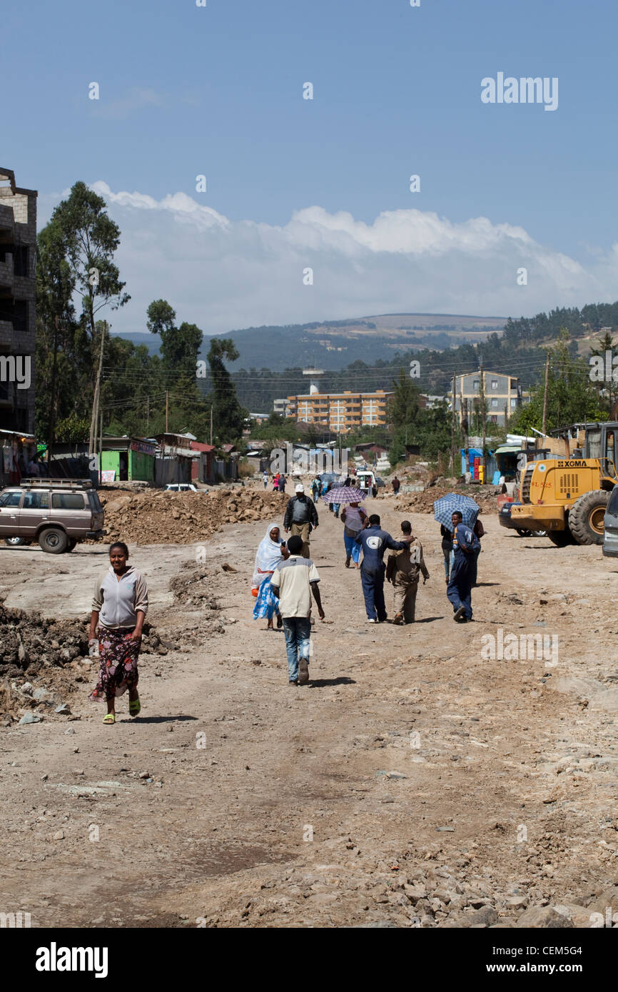 Etiopia ad Addis Abeba. Pedoni tenendo opportumity ad usare la nuova strada in costruzione nel processo di essendo emerso. Foto Stock