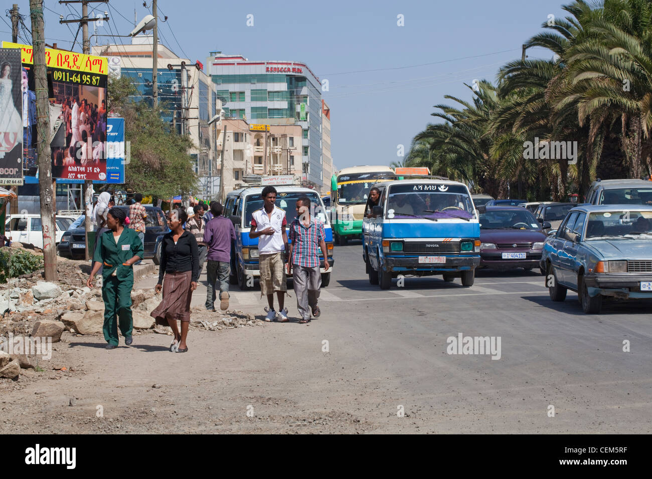 Etiopia ad Addis Abeba. Pedoni e traffico in corrispondenza di un incrocio stradale. Foto Stock