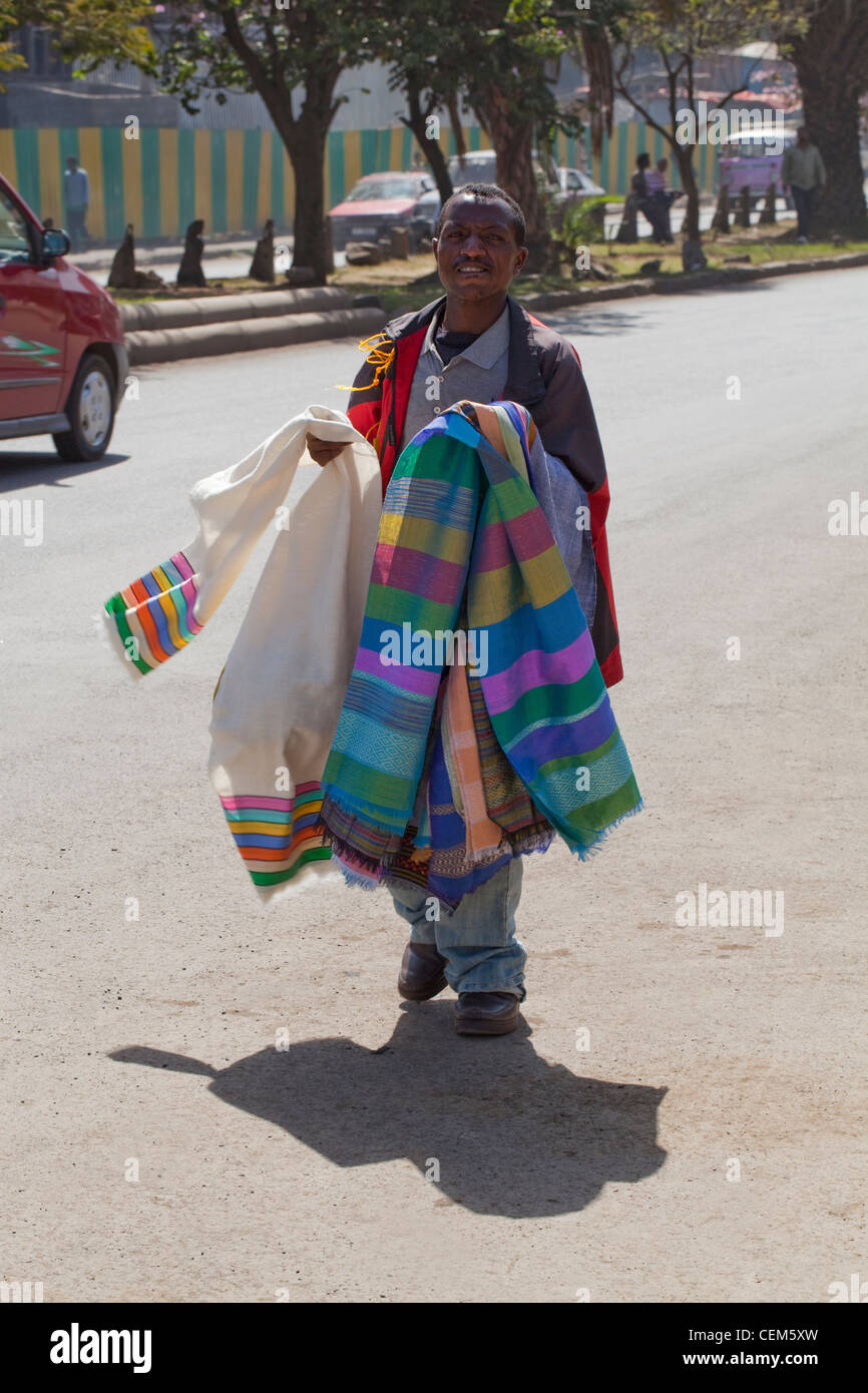 Etiopia ad Addis Abeba. Street commerciante di tessuti. Foto Stock