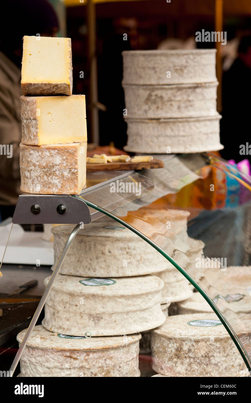 Esposizione di bancarelle di formaggio al Borough Market. Southwark Londra Regno Unito Foto Stock