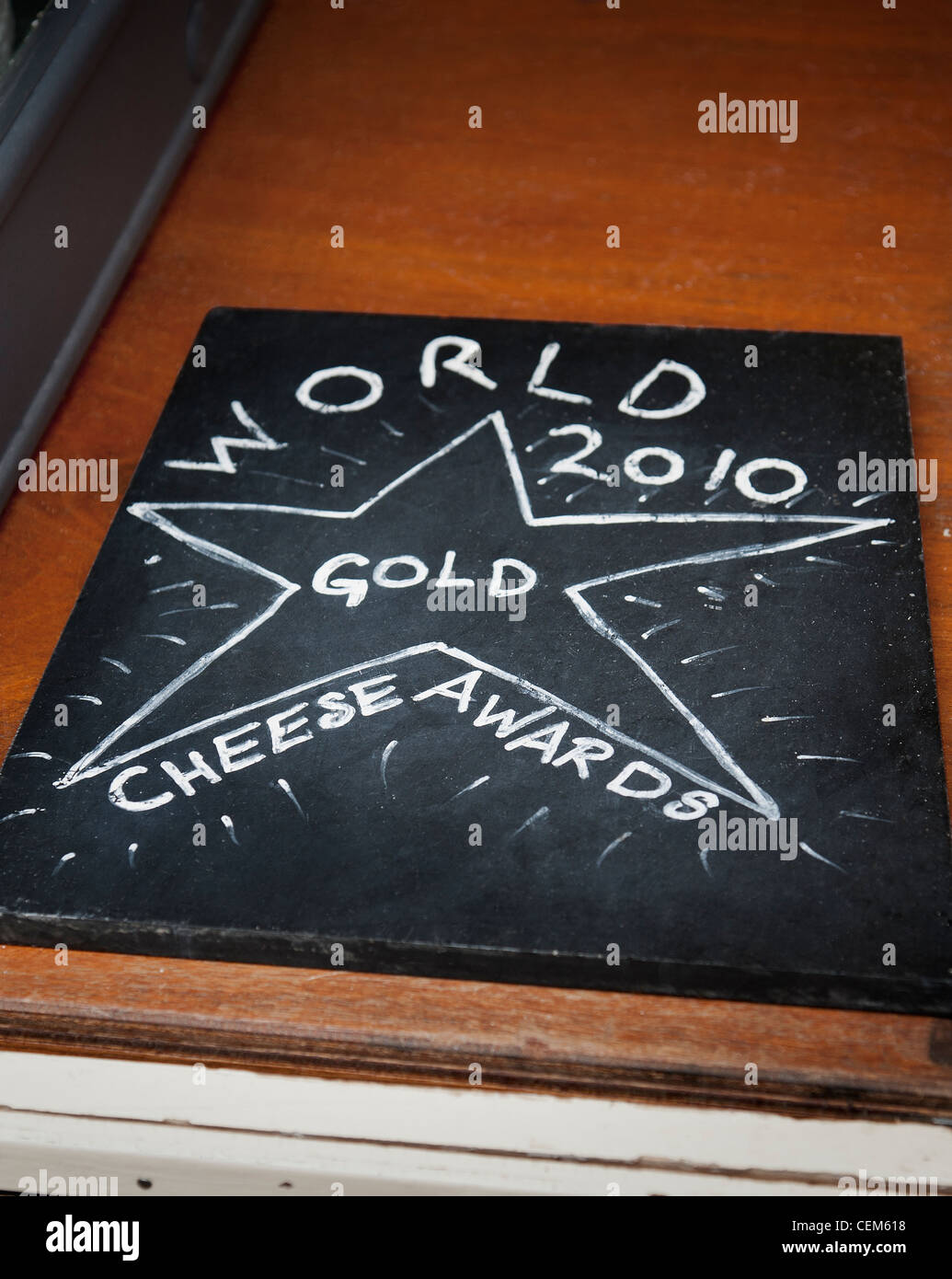 Chalk board su una stalla di mercato del formaggio che legge ' World 2010 GOLD Cheese Awards'. Borough Market Londra Inghilterra Regno Unito Foto Stock