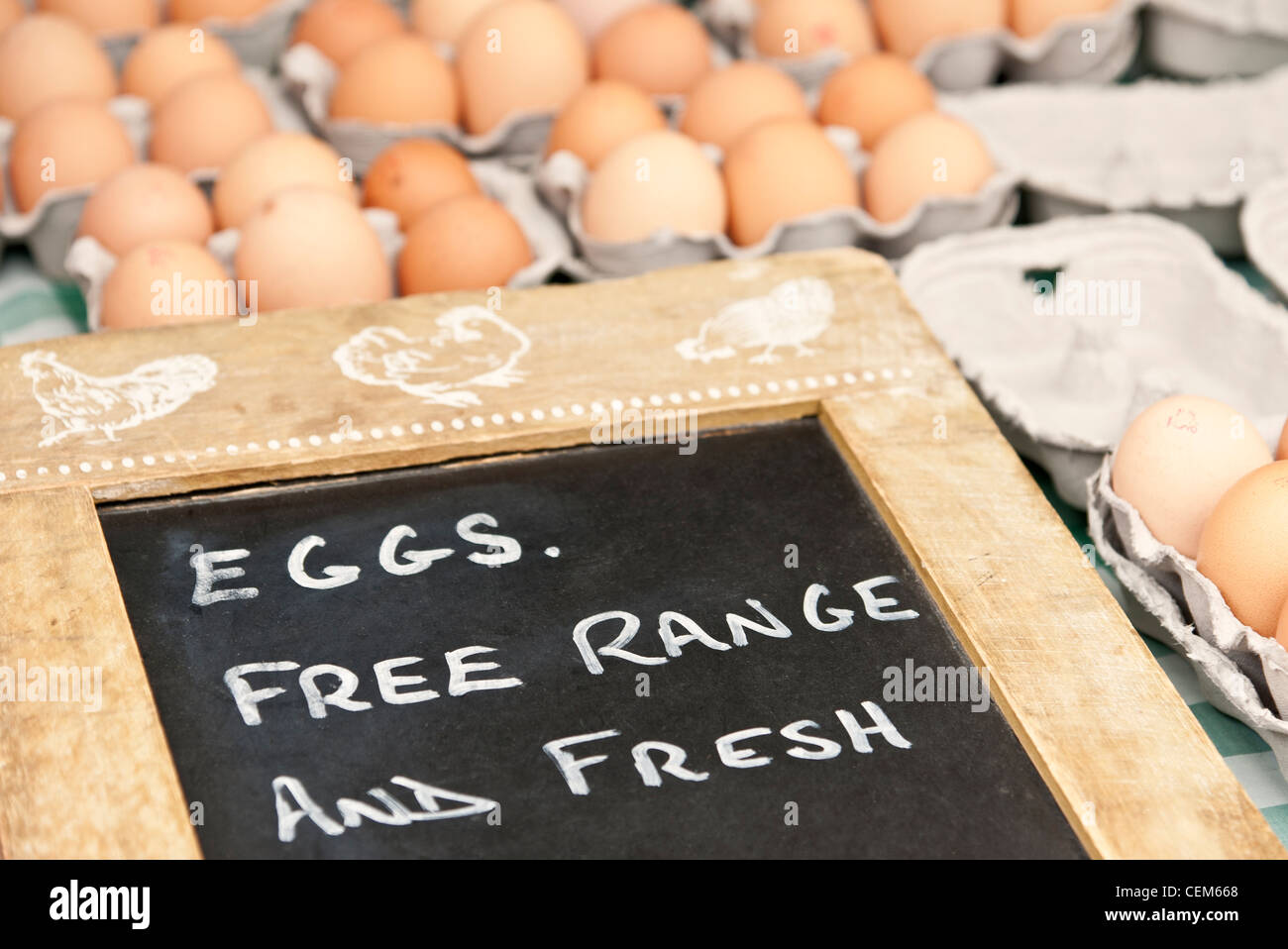 Segno che indica che Le Uova sono gamma libera e Fresche. Borough Market Londra Inghilterra Regno Unito Foto Stock