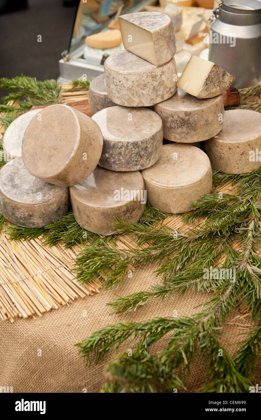 Esposizione Di Formaggi in una stalla di mercato su una branca di pino e borsa di tela Foto Stock