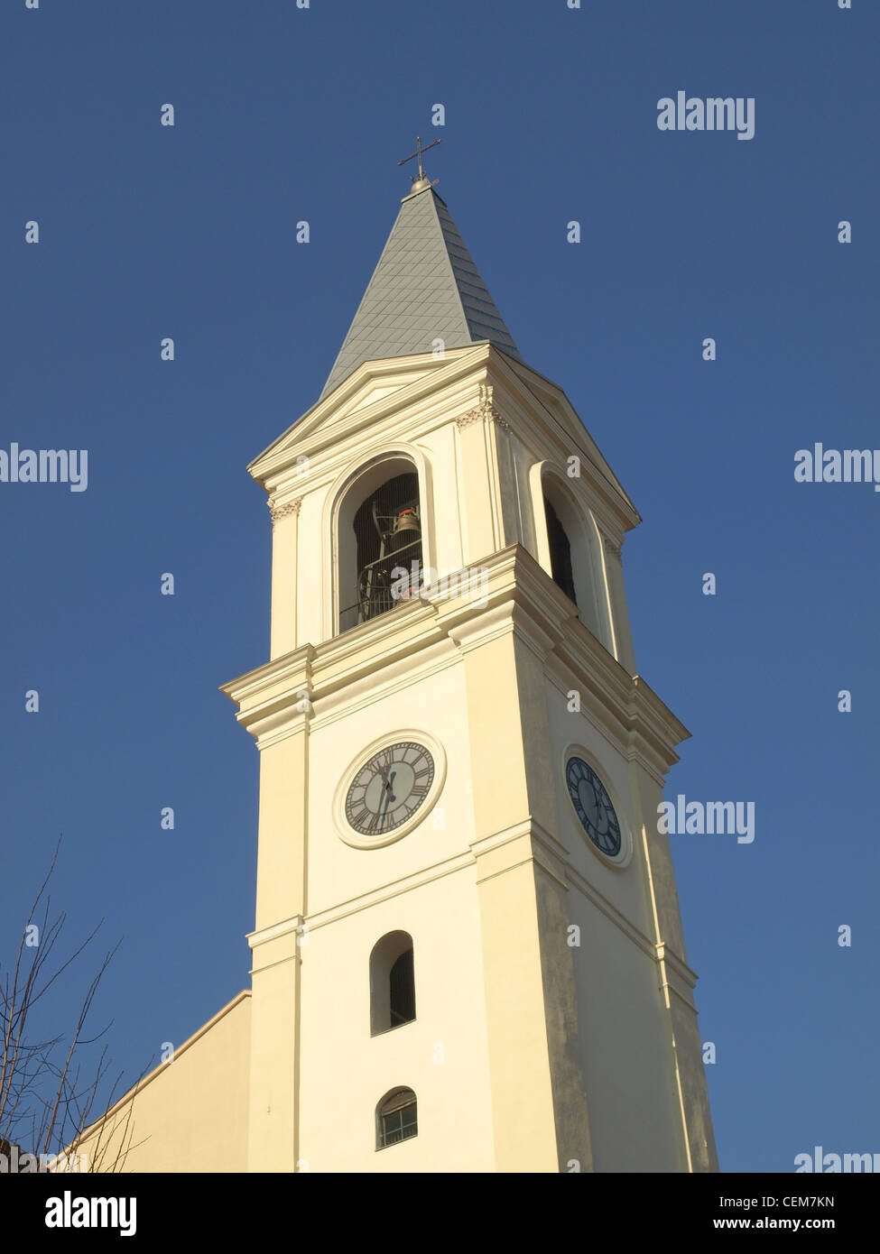Il campanile della chiesa di San Pietro in Vincoli ( San Pietro in Vincoli ) a Settimo Torinese, Italia Foto Stock
