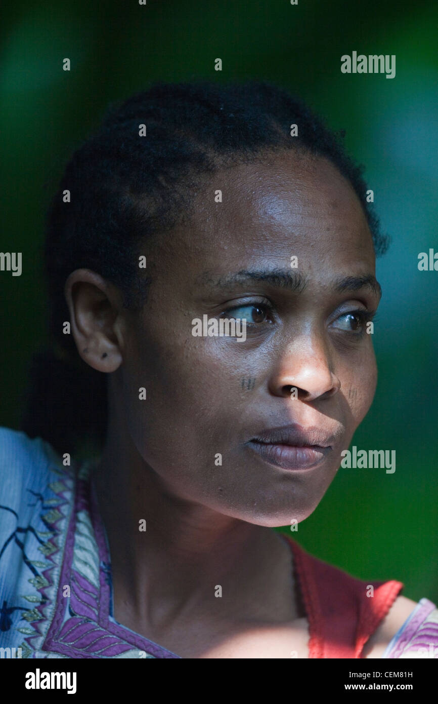 La donna. Ritratto. Tribali segni facciali. Wendogenet. Etiopia. Foto Stock