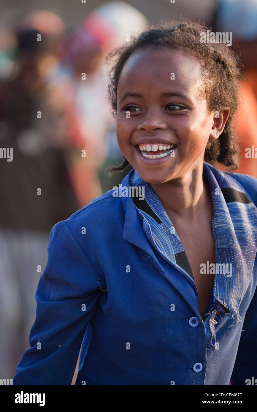 Ragazza giovane gioisce a avente un fatto ricircolare di seconda mano ricoprire da un mercato in stallo. Wendogenet. Etiopia. Foto Stock