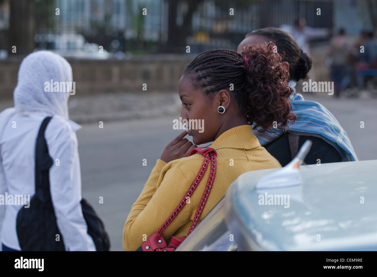 Addis Abeba. Giovane donna con fiducia. Lo stile dei capelli. High street. Capitale. Città. Etiopia. Foto Stock