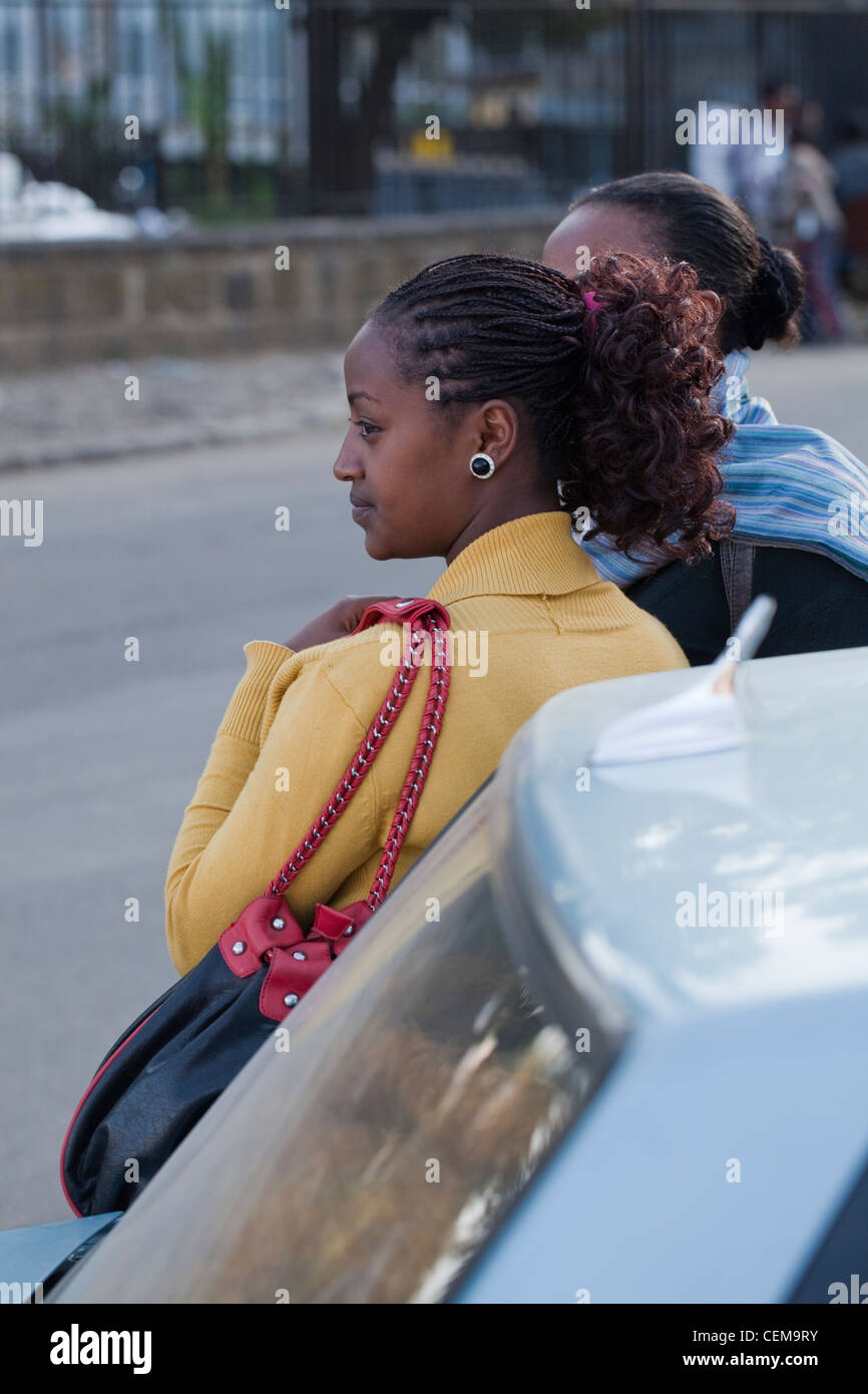 Addis Abeba. Giovane donna con fiducia. Lo stile dei capelli. High street. Capitale. Città. Etiopia. Foto Stock