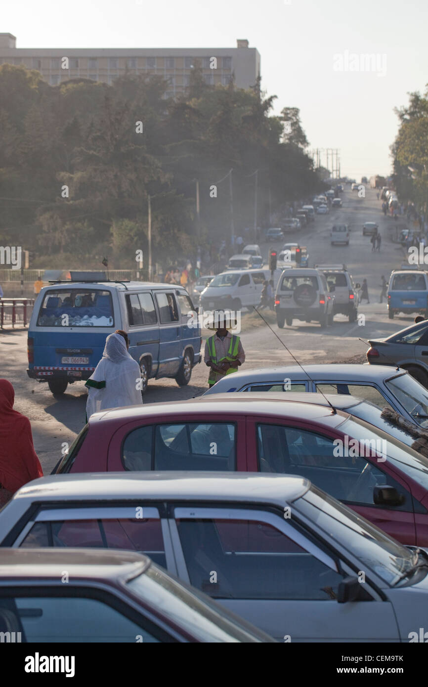 Addis Abeba. Il traffico su strada e parcheggio. Etiopia. Foto Stock
