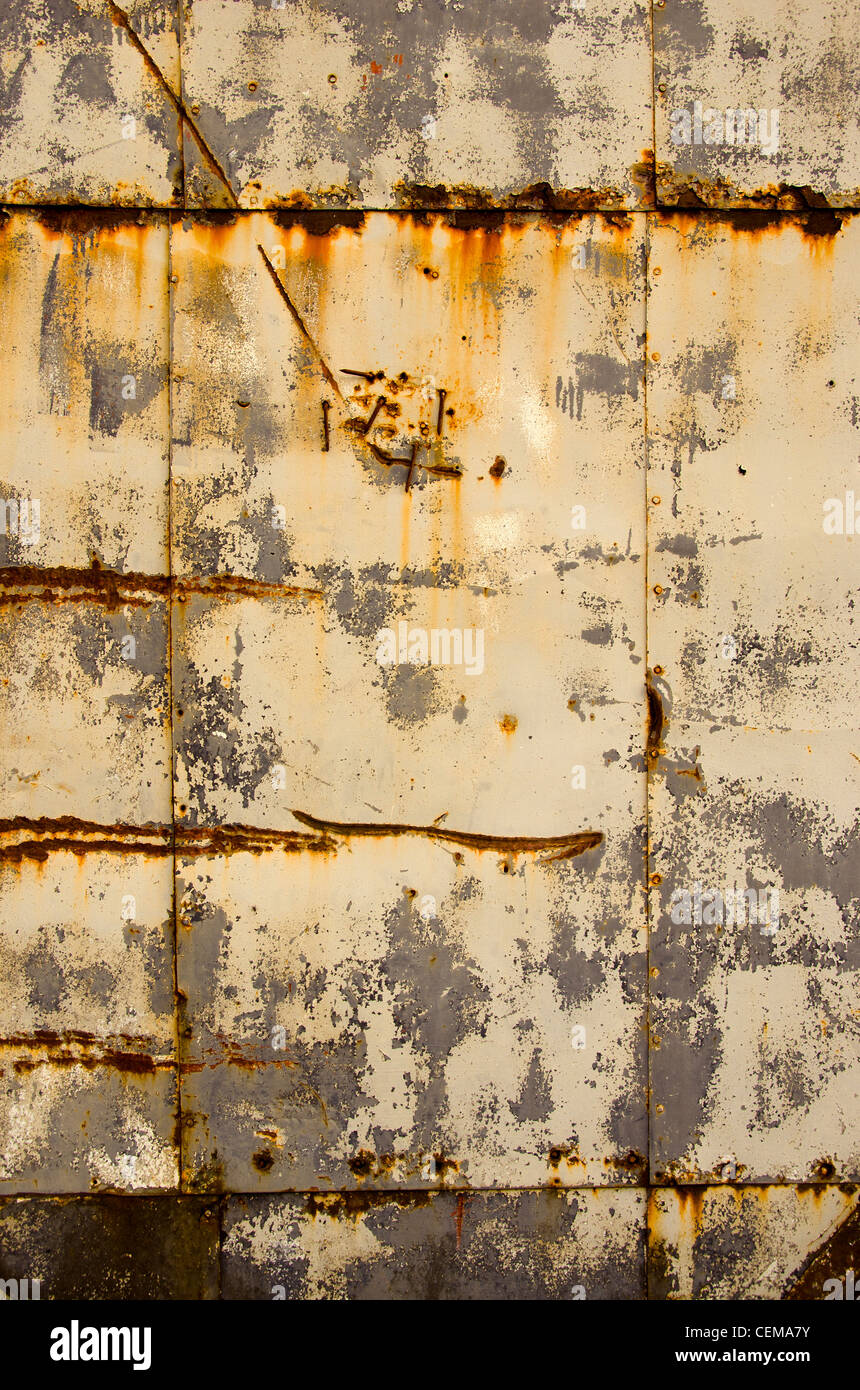 Rusty tin muro di casa closeup. Vintage retrò background. Foto Stock