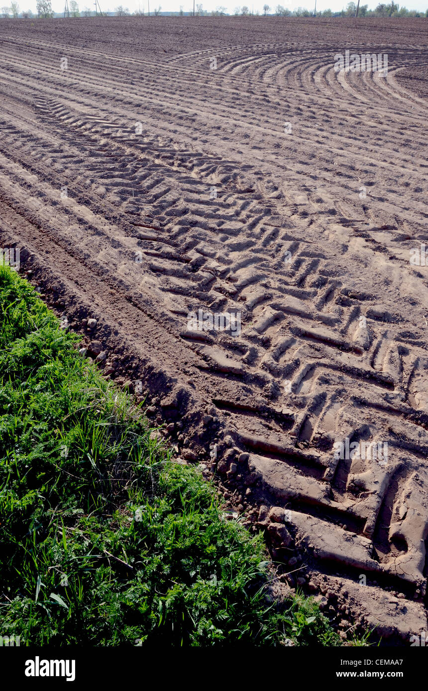 Livellare in campo agricolo e del carico macchina segna a terra Foto Stock