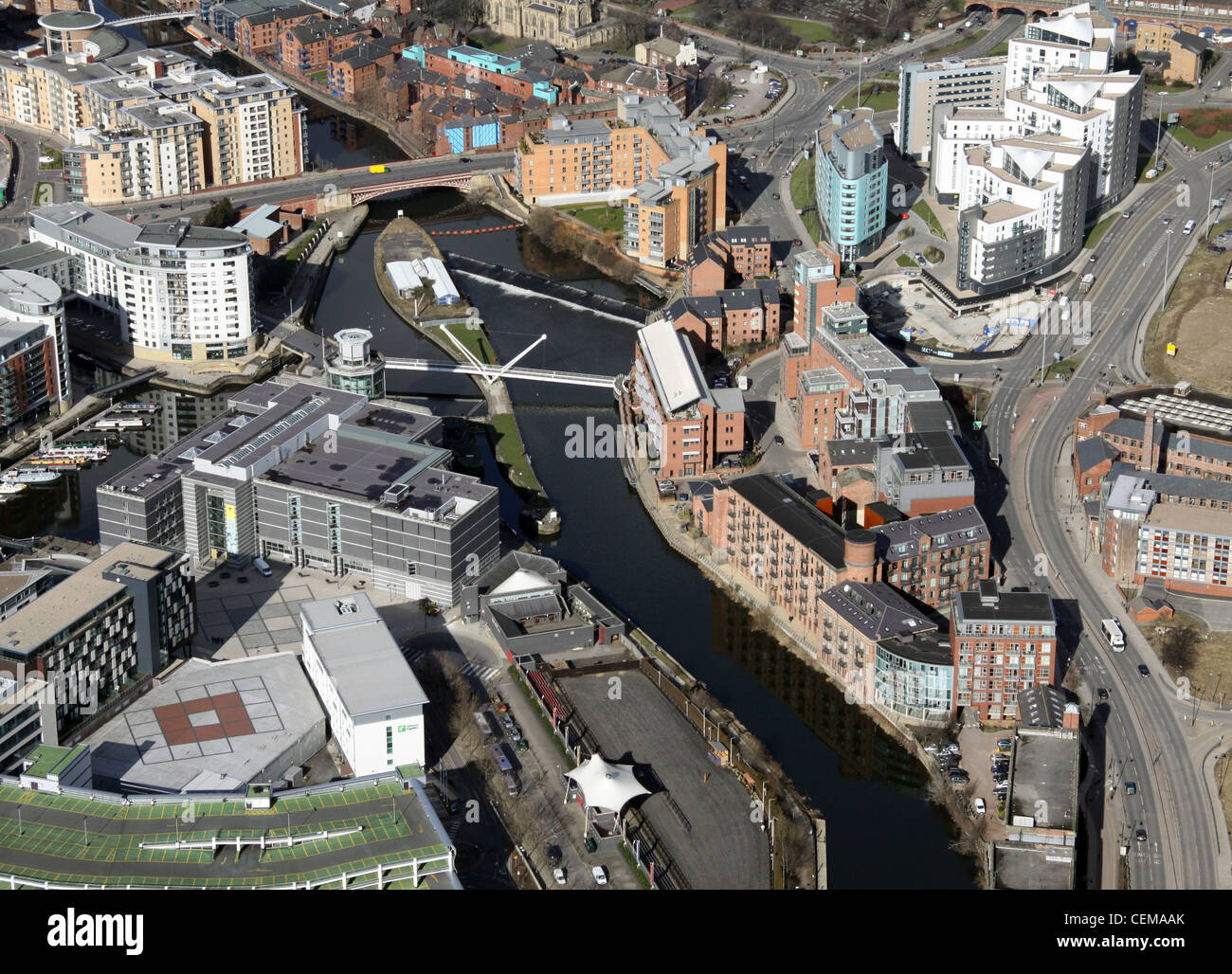 Vista aerea del fiume Aire a Leeds, passando dal molo di Leeds e dal Royal Armouries Museum Foto Stock